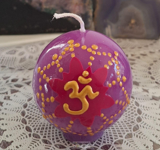 Svíce fialová ÓM - koule, 6x6,5cm
